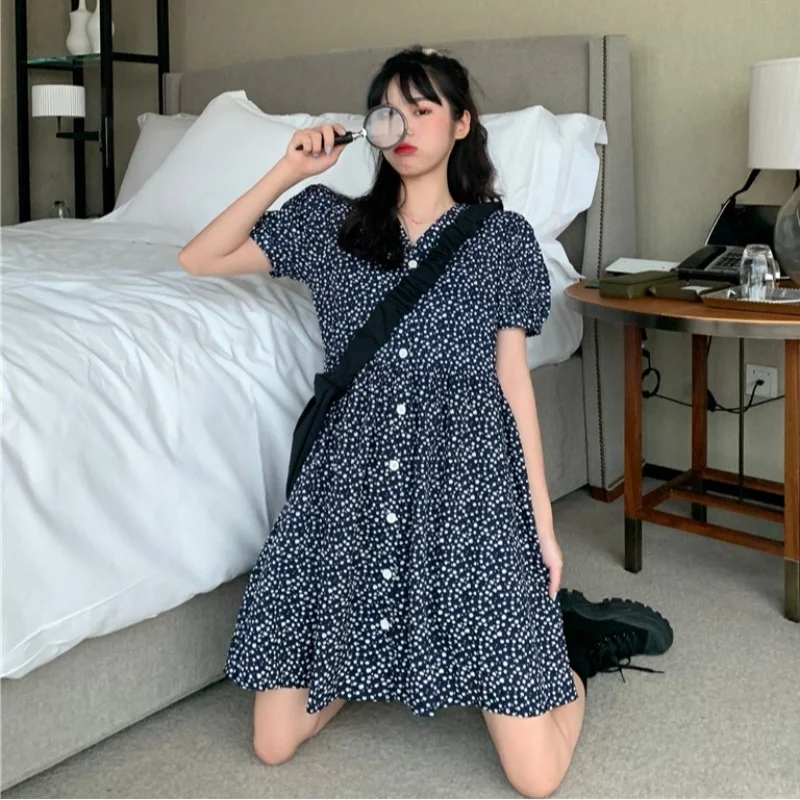 Summer 2021 New Retro Small Puff Sleeve Skirt Women's Floral Loose V-neck French Dress Fashion
Summer 2021 New Retro Small Puff Sleeve Skirt Women's Floral Loose V-neck French Dress Fashion