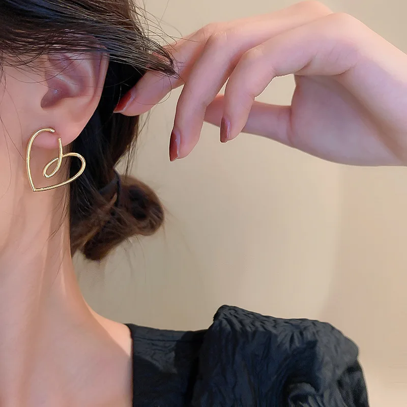 925 Silver Needle Diamond Inlaid Asymmetric Love Female Simple Metal Sense Minority Design Sweet Cool Earrings
925 Silver Needle Diamond Inlaid Asymmetric Love Female Simple Metal Sense Minority Design Sweet Cool Earrings