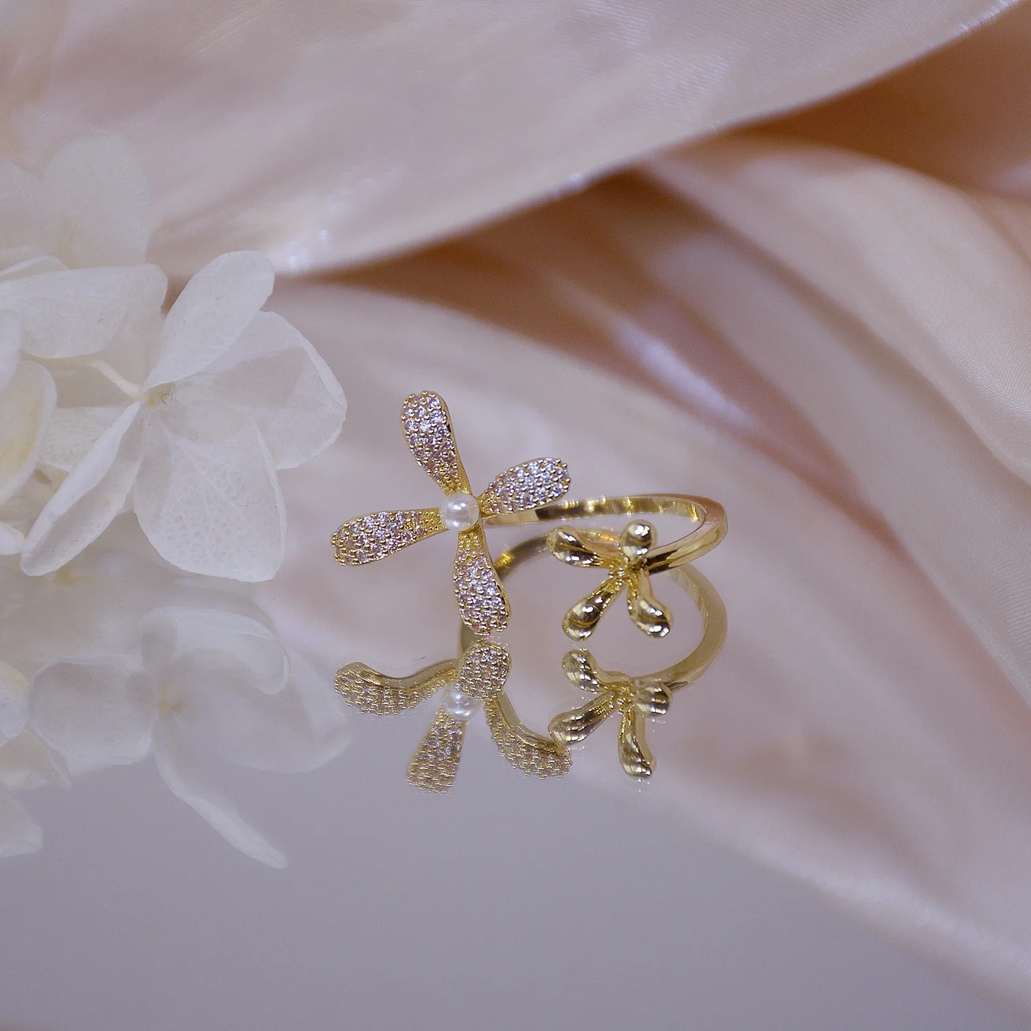 High Quality 14K Real Gold Flower Temperament Petals Pearls Open Design Cz Ring for Women Daily Party Jewely
High Quality 14K Real Gold Flower Temperament Petals Pearls Open Design Cz Ring for Women Daily Party Jewely