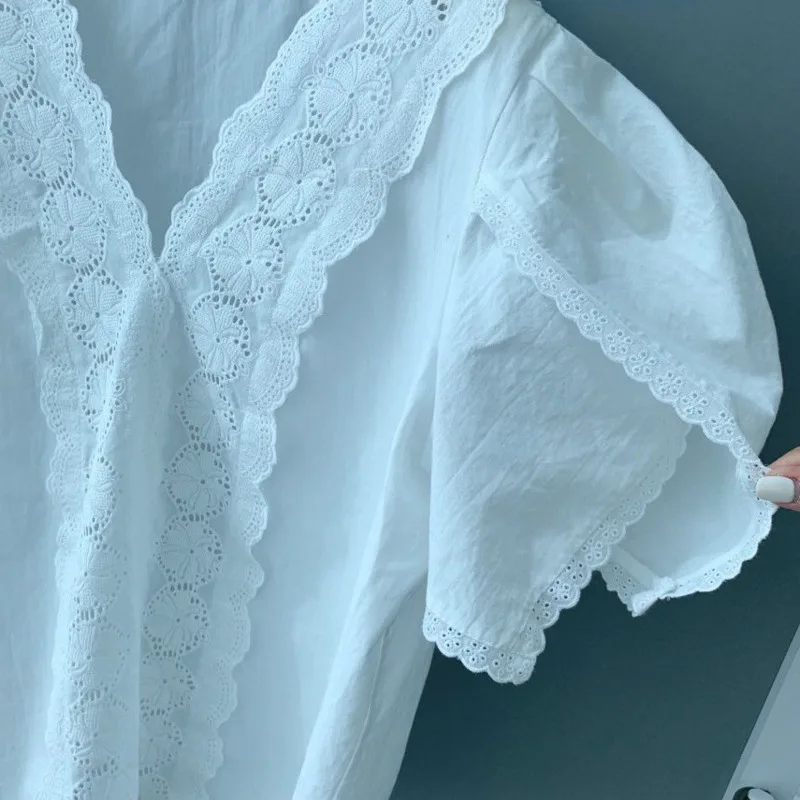 Summer 2021 New Women Blouses White Lace Hook Flower Hollow Blouse New V-Neck Short Petal Sleeve Loose Fashion Tide Shirt
Summer 2021 New Women Blouses White Lace Hook Flower Hollow Blouse New V-Neck Short Petal Sleeve Loose Fashion Tide Shirt