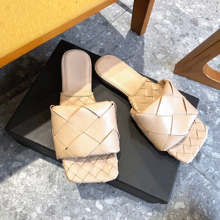 2021 Fashion Luxury Square Toe Weave Flats Shoes Women Slippers Leather Designer Ladies Street Beach Sandals Slides Shoes 
2021 Fashion Luxury Square Toe Weave Flats Shoes Women Slippers Leather Designer Ladies Street Beach Sandals Slides Shoes
