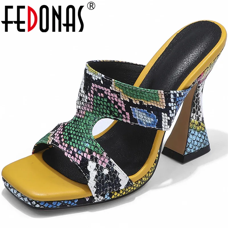 Фото FEDONAS/2021 Разноцветные Женские босоножки на платформе Пикантные туфли лодочки