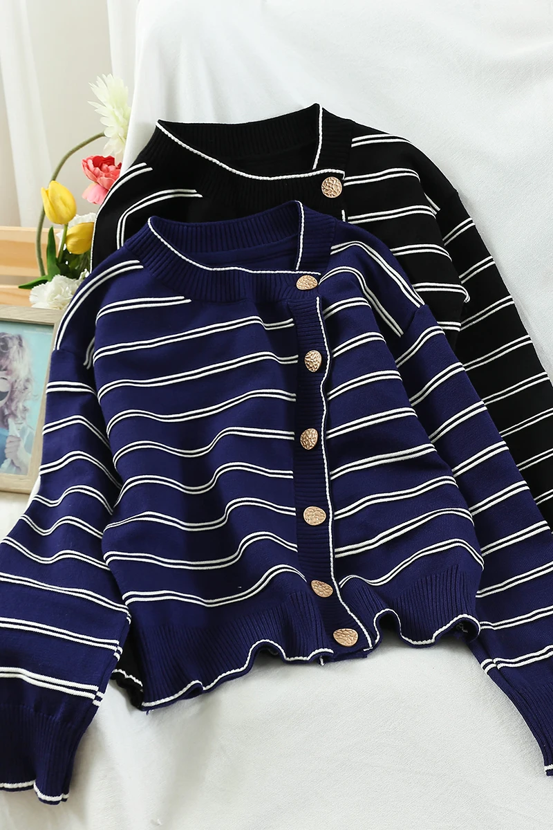 2021 New Autumn Irregular Stripes Loose Casual Single-breasted Knitted Sweater Loose Female Cardigan Top Students
2021 New Autumn Irregular Stripes Loose Casual Single-breasted Knitted Sweater Loose Female Cardigan Top Students