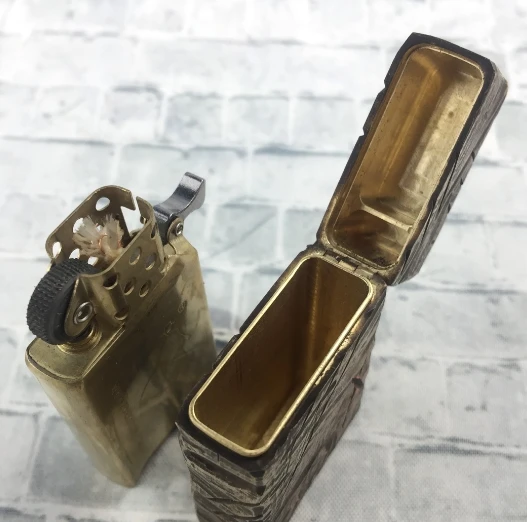 WZH 2style stone pit 5.8*3.3cm 115g brass 538 narrow hand-made old knife mark kerosene lighter ZOR
WZH 2style stone pit 5.8*3.3cm 115g brass 538 narrow hand-made old knife mark kerosene lighter ZOR
