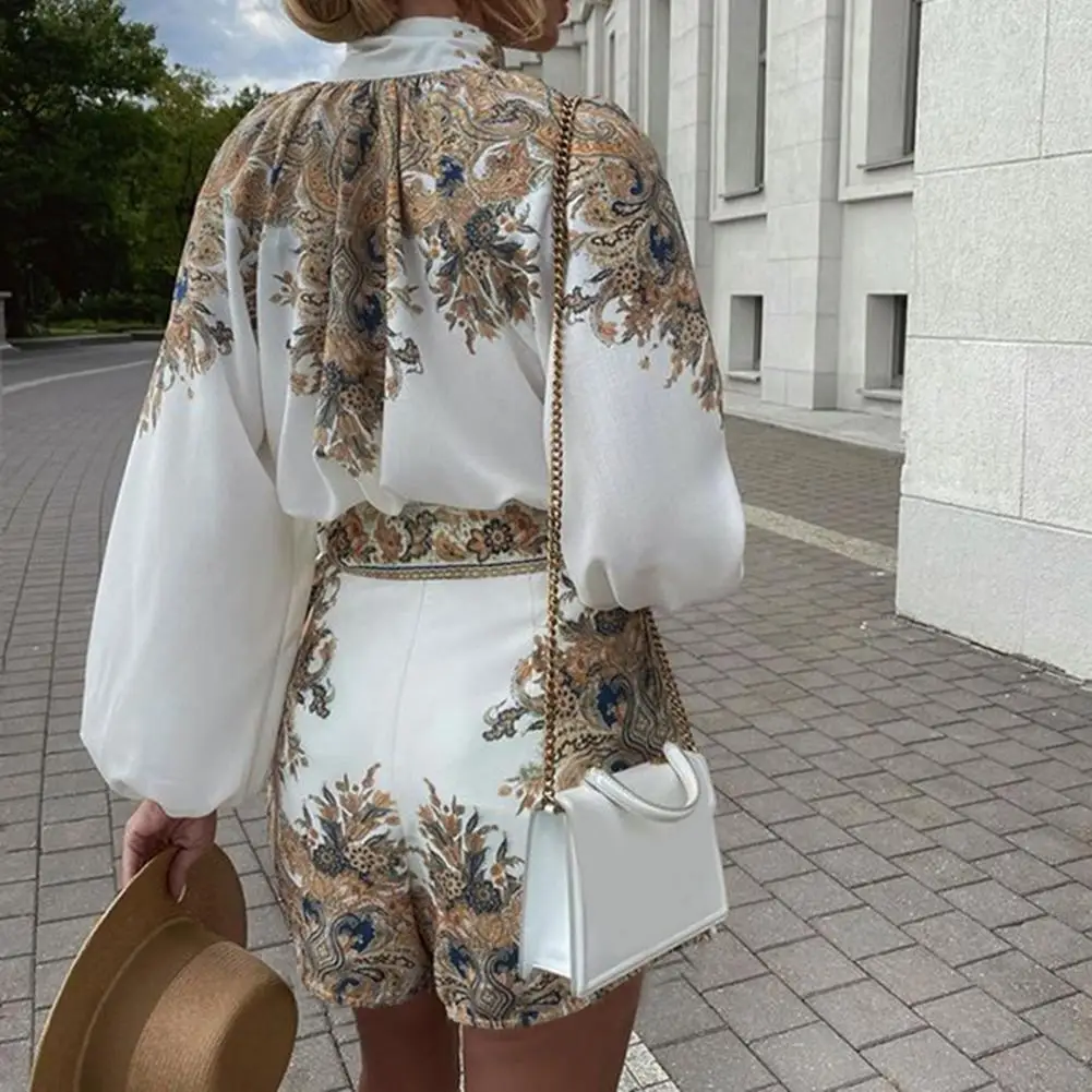 1 Set Women Shirt Shorts Set Vintage Pattern Print Turtleneck Two-piece Single Breasted Long Sleeve Top Pocket Shorts for Office
1 Set Women Shirt Shorts Set Vintage Pattern Print Turtleneck Two-piece Single Breasted Long Sleeve Top Pocket Shorts for Office