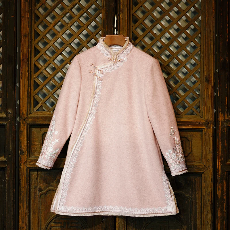 Xinyuefang wool cheongsam top 2021 new loose improved winter style thickened warm young girl
Xinyuefang wool cheongsam top 2021 new loose improved winter style thickened warm young girl