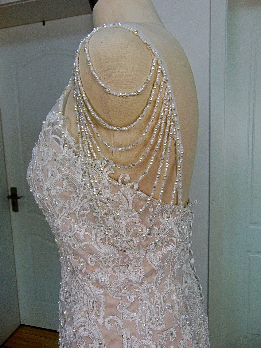 Vestido de noiva Pearls Spaghetti Straps Vintage Mermaid Wedding Dress with Unique Lace Appliques Bride Dress Plus Size
Vestido de noiva Pearls Spaghetti Straps Vintage Mermaid Wedding Dress with Unique Lace Appliques Bride Dress Plus Size