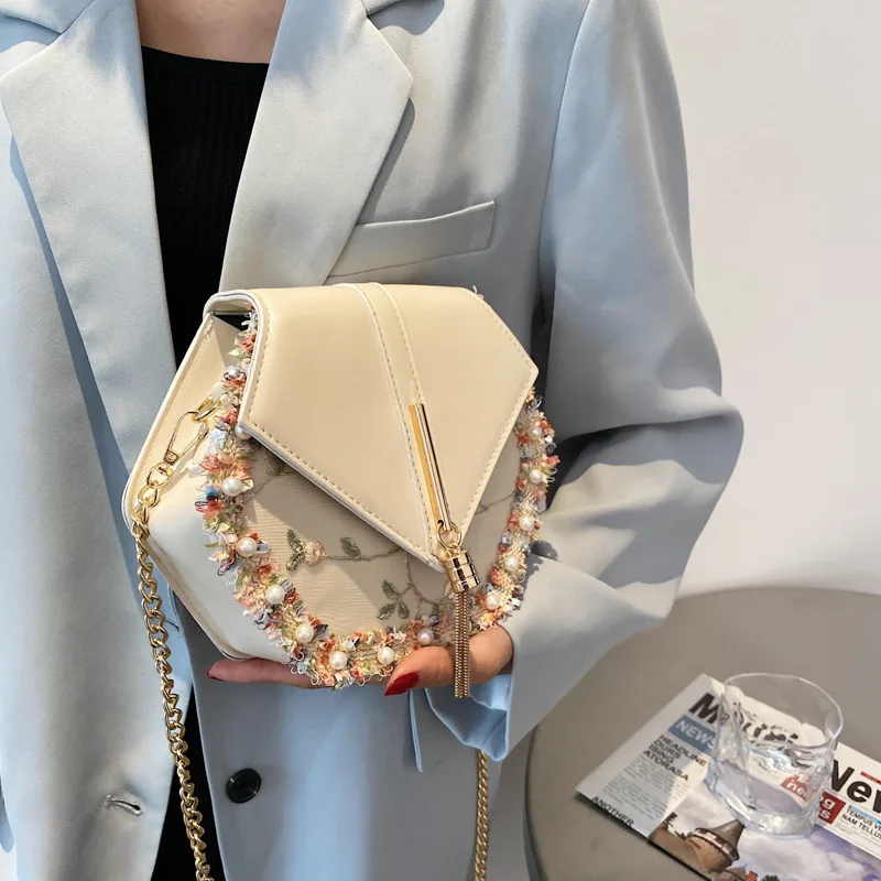 2021new Trendy Fashion High-quality Lace Flower Shoulder Bag Designer All-match Chain Messenger Bag Casual Lady Small Square Bag 
2021new Trendy Fashion High-quality Lace Flower Shoulder Bag Designer All-match Chain Messenger Bag Casual Lady Small Square Bag