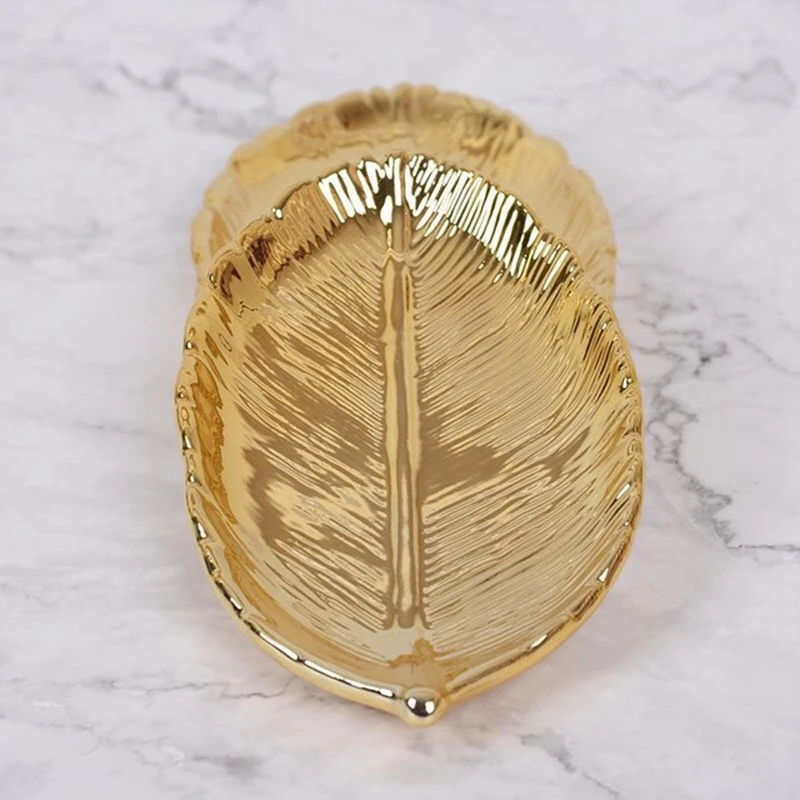 Декоративная керамическая тарелка с золотыми листьями фарфоровая для конфет