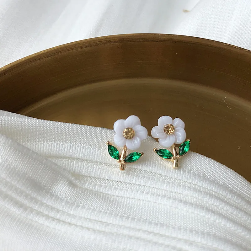 Metal material character simple melting resin flower earrings female temperament geometry fashion stud earrings
Metal material character simple melting resin flower earrings female temperament geometry fashion stud earrings