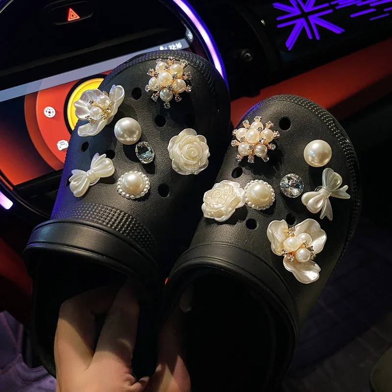 Fashion rhinestone croc charms Designer DIY pearl flower Shoes Decaration for croc JIBB Clogs Kids Boys women Girls Gifts
Fashion rhinestone croc charms Designer DIY pearl flower Shoes Decaration for croc JIBB Clogs Kids Boys women Girls Gifts