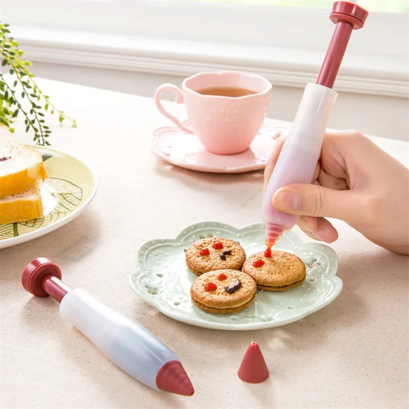 1Pcs Silicone Cookie Icing Piping Pastry Nozzles Cake Decorating Tools for Chocolate Jam Syrup Cream Food Writing Pen
1Pcs Silicone Cookie Icing Piping Pastry Nozzles Cake Decorating Tools for Chocolate Jam Syrup Cream Food Writing Pen