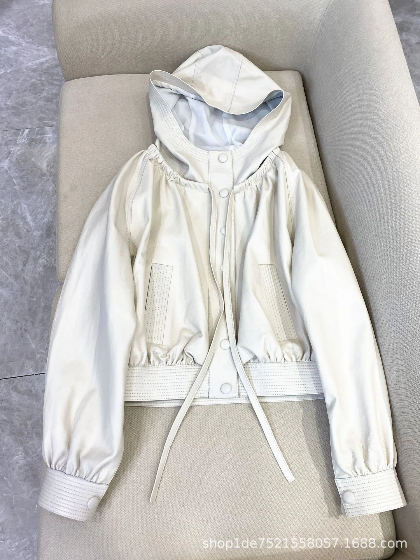 Autumn 2021 new leather clothes round neck hooded lambskin loose thin jacket short coat women
Autumn 2021 new leather clothes round neck hooded lambskin loose thin jacket short coat women