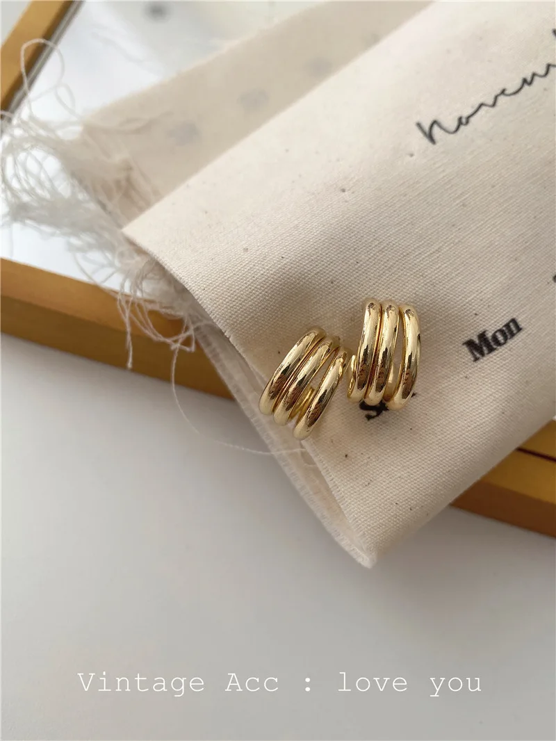 Korean Retro C Geometric Earrings European And American Metal Wind Commuting Temperament Cold Wind Ear Ornaments
Korean Retro C Geometric Earrings European And American Metal Wind Commuting Temperament Cold Wind Ear Ornaments