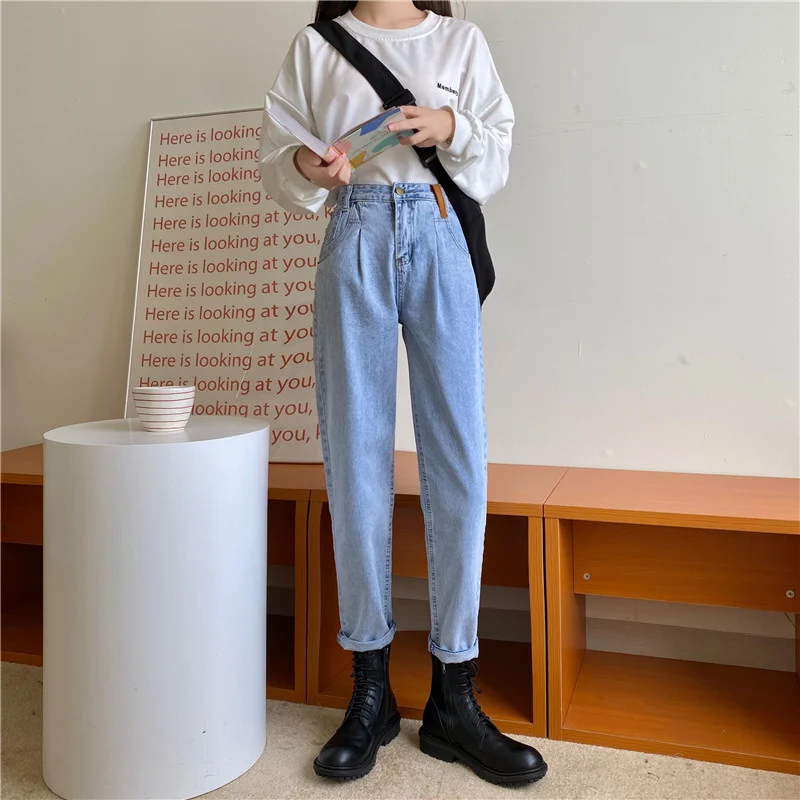 Осенние прямые джинсы с высокой талией и широкими штанинами 
Осенние прямые джинсы с высокой талией и широкими штанинами