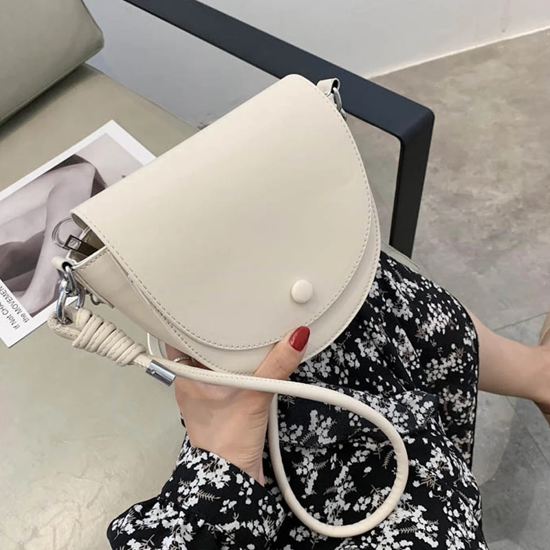 Модные однотонные Сумки на седло из искусственной кожи для женщин 2020, Маленькая женская сумка-мессенджер на плечо, женские дорожные сумки и ... 
Модные однотонные Сумки на седло из искусственной кожи для женщин 2020, Маленькая женская сумка-мессенджер на плечо, женские дорожные сумки и ...