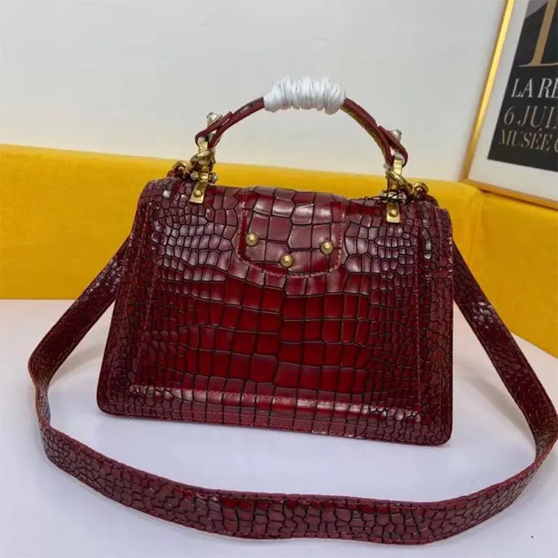 TOP design crocodile pattern handbag, pearl letter metal buckle, ladies brand luxury designer shoulder bag messenger bag
TOP design crocodile pattern handbag, pearl letter metal buckle, ladies brand luxury designer shoulder bag messenger bag