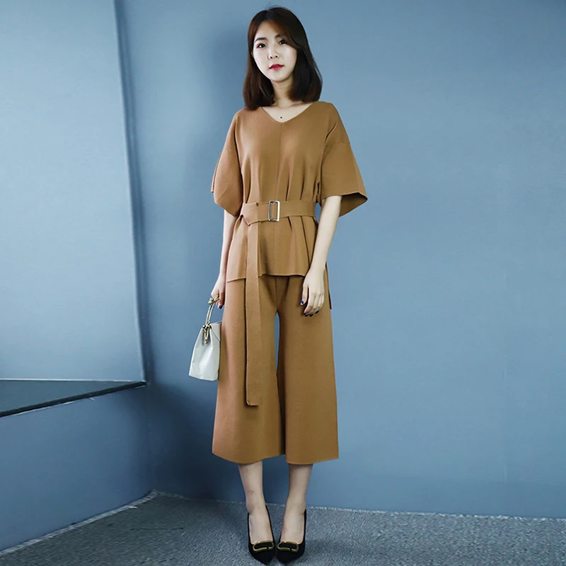 Женский зимний костюм-двойка, трикотажный свитер с коротким рукавом и V-образным вырезом и брюки, 2021
Женский зимний костюм-двойка, трикотажный свитер с коротким рукавом и V-образным вырезом и брюки, 2021