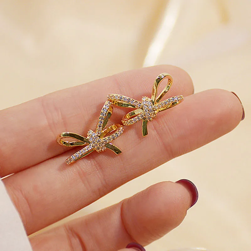 Trendy Fine Shiny Geometry Bowknot Earrings for Women Designer Creativity Luxury Jewelry High Quality AAA Zircon S925 Needle
Trendy Fine Shiny Geometry Bowknot Earrings for Women Designer Creativity Luxury Jewelry High Quality AAA Zircon S925 Needle