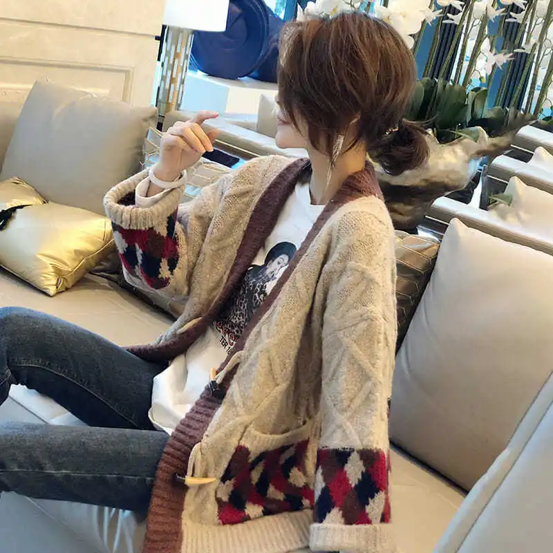 Spring and autumn 2021 new fashion loose rhombic ox horn button knitting thick line sweater coat women's cardigan
Spring and autumn 2021 new fashion loose rhombic ox horn button knitting thick line sweater coat women's cardigan