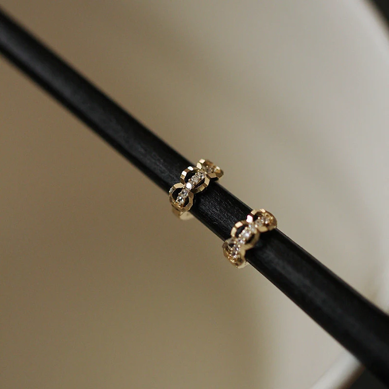 Unique craftsmanship design diamond wavy vintage French earrings exquisite and elegant charm ladies silver jewelry
Unique craftsmanship design diamond wavy vintage French earrings exquisite and elegant charm ladies silver jewelry