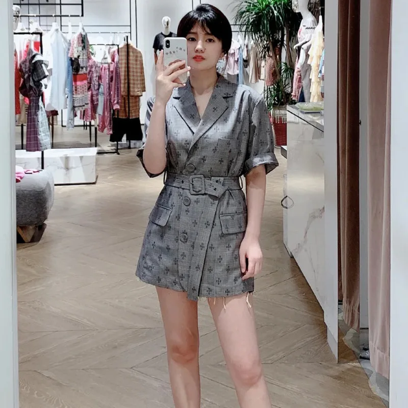 2020 Autumn New Printed Short-sleeved Suit Jacket Belt Sling Was Thin Five-point Sleeve Letter Plaid Suit Jacket Female
2020 Autumn New Printed Short-sleeved Suit Jacket Belt Sling Was Thin Five-point Sleeve Letter Plaid Suit Jacket Female