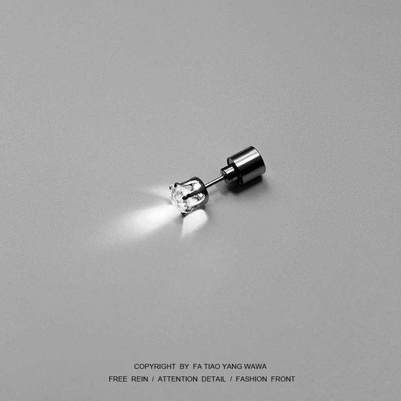 To shine! Cold luminous ear studs Nightclub fashion male and female couples LED luminous earrings flash crown luminous earrings
To shine! Cold luminous ear studs Nightclub fashion male and female couples LED luminous earrings flash crown luminous earrings