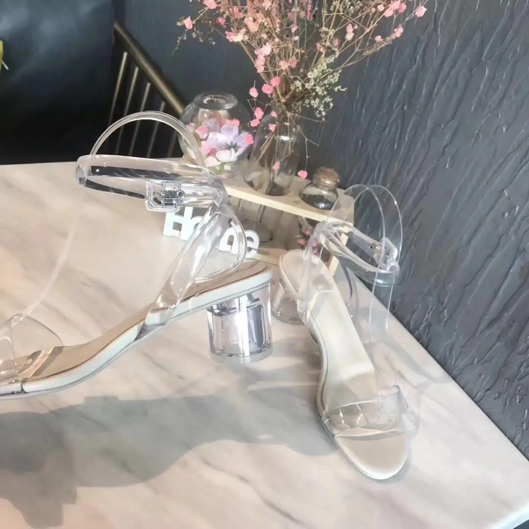 Women's Shoes In Summer, The New Thick Heel with Hollow Round Head and Crystal Sandals Women
Women's Shoes In Summer, The New Thick Heel with Hollow Round Head and Crystal Sandals Women