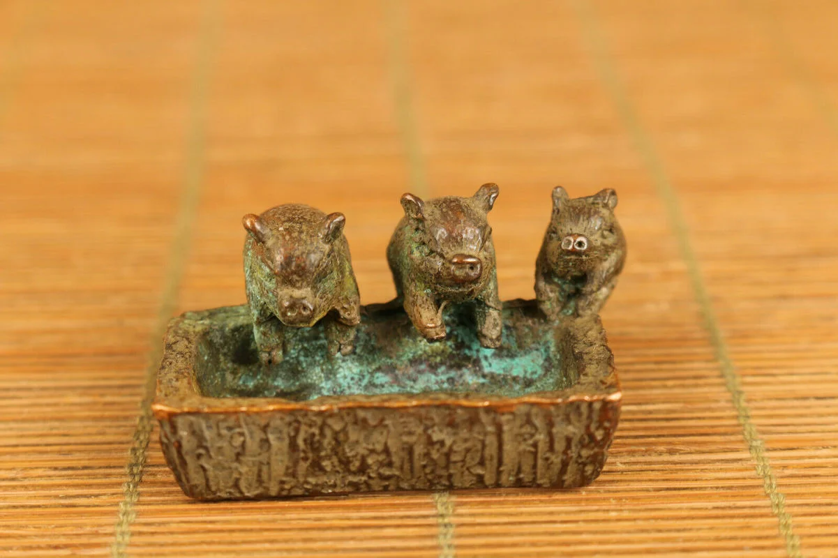Fashion Chinese Exquisite Bronze Hand Casting Three Pig Propitious Statue Table Living Room Decoration Gifts for Friends
Fashion Chinese Exquisite Bronze Hand Casting Three Pig Propitious Statue Table Living Room Decoration Gifts for Friends