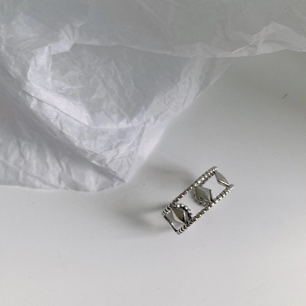 2021 fashion bohemian female personality ins trend original design banquet banquet Thai silver 925 non-fading geometric ring
2021 fashion bohemian female personality ins trend original design banquet banquet Thai silver 925 non-fading geometric ring
