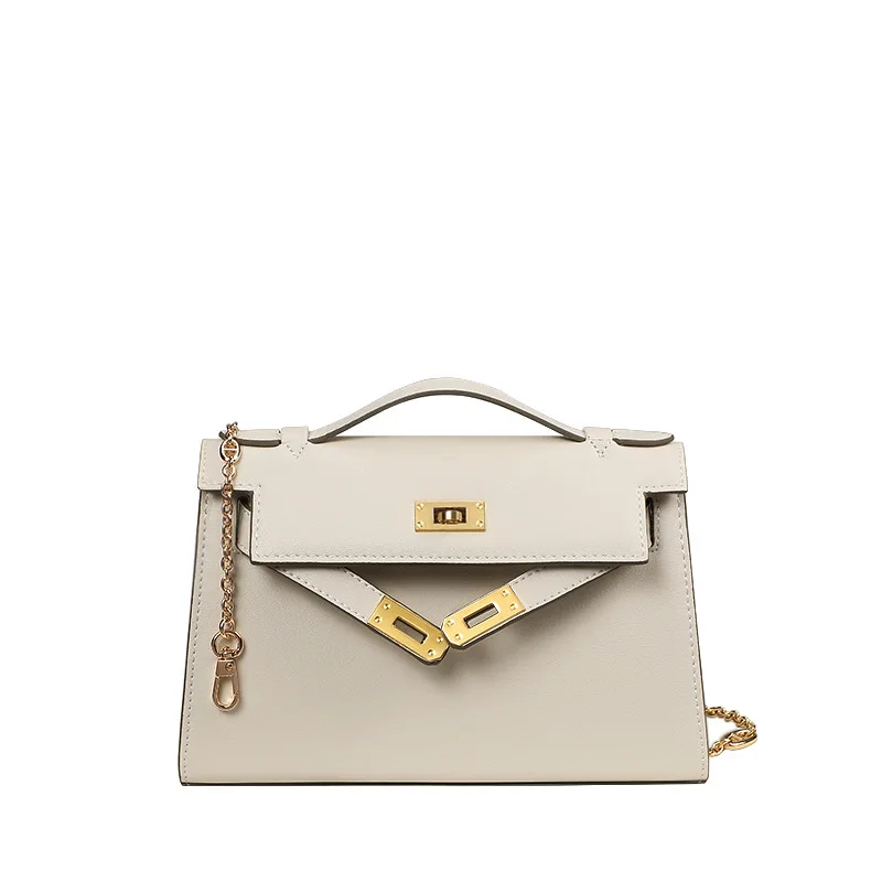 2021 New Kylie Bag Mini Bag Pig Nose Chain Leather Women's Bag One Shoulder Carrying Generation Kylie Bag 
2021 New Kylie Bag Mini Bag Pig Nose Chain Leather Women's Bag One Shoulder Carrying Generation Kylie Bag
