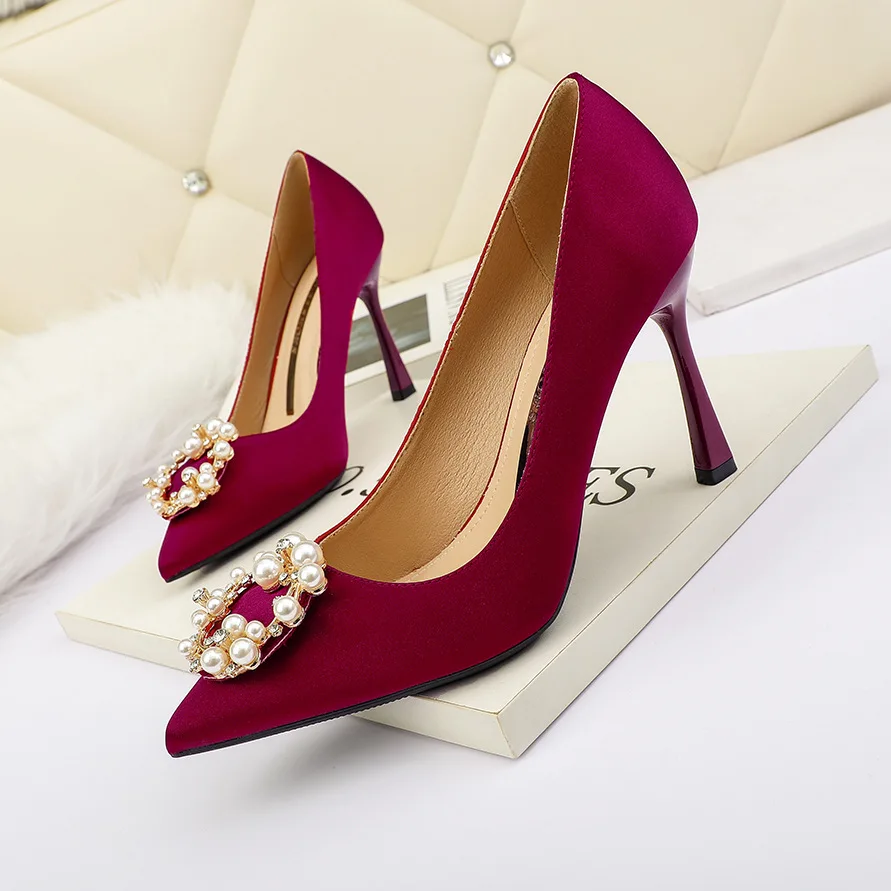 Woman Shoes Silk Pointed Toe Pumps Fashion Pearl High Heels Slides Metal Decoration Shallow Slip on Stilettos Zapatos De Mujer
Woman Shoes Silk Pointed Toe Pumps Fashion Pearl High Heels Slides Metal Decoration Shallow Slip on Stilettos Zapatos De Mujer