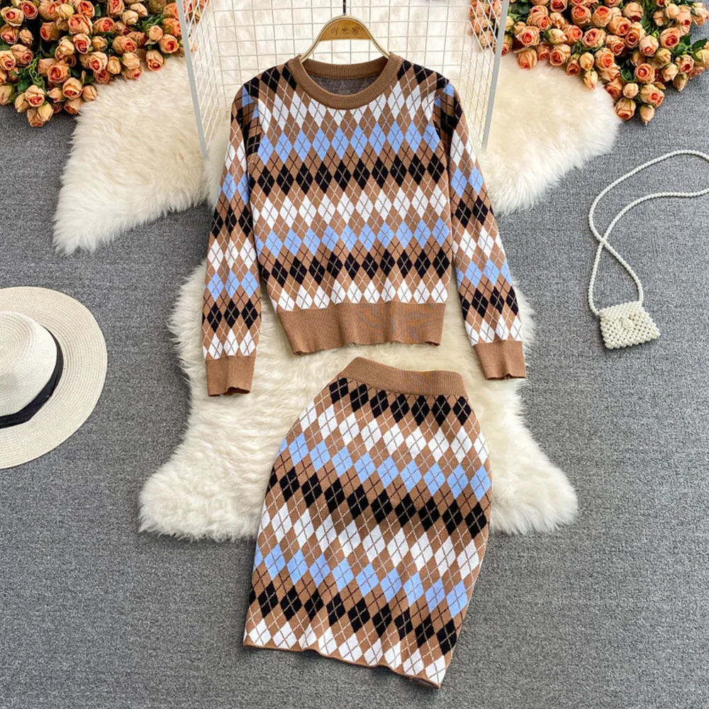 Женский трикотажный комплект из 2 предметов, повседневный трикотажный свитер с геометрическим узором и юбка с длинным рукавом, осень 2021
Женский трикотажный комплект из 2 предметов, повседневный трикотажный свитер с геометрическим узором и юбка с длинным рукавом, осень 2021