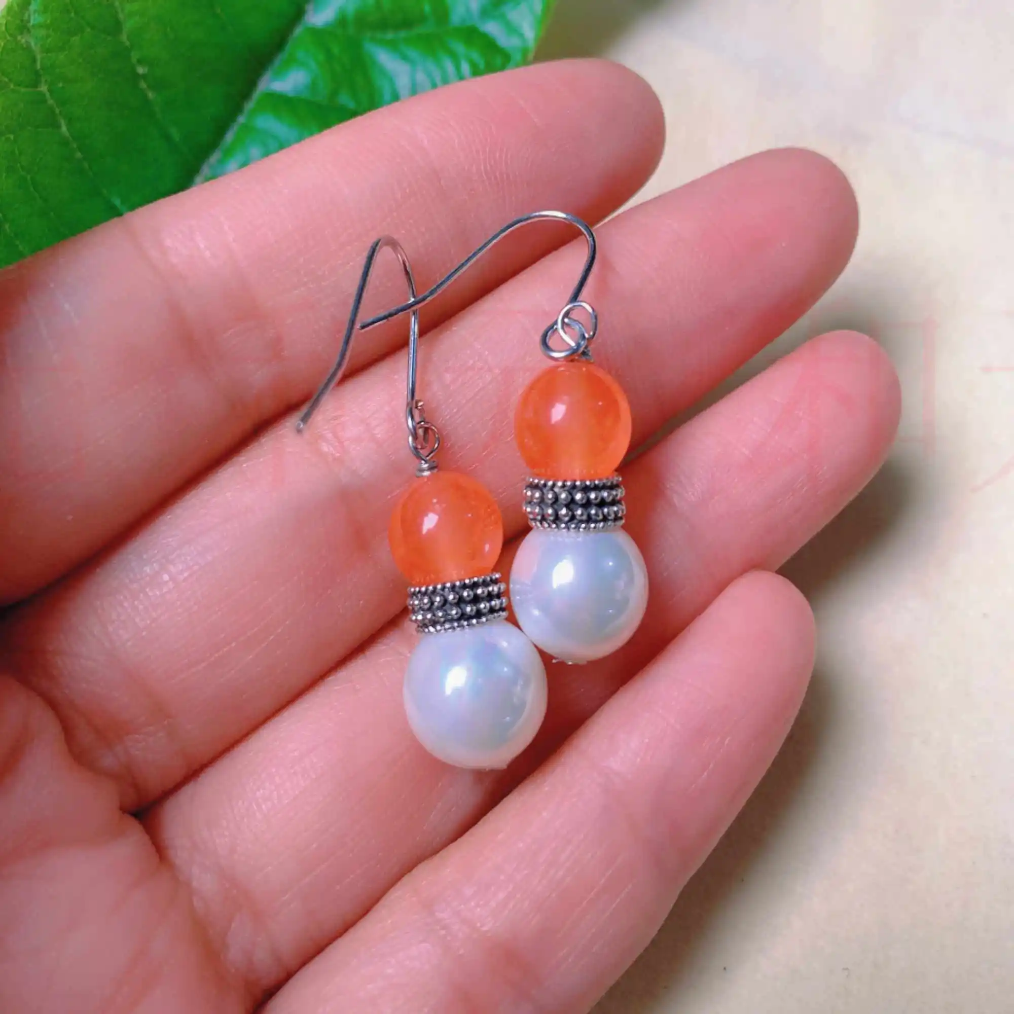 Fashion white round pearl red jade beads silver earrings gift Beautiful New Year Christmas Aquaculture Women VALENTINE'S DAY
Fashion white round pearl red jade beads silver earrings gift Beautiful New Year Christmas Aquaculture Women VALENTINE'S DAY