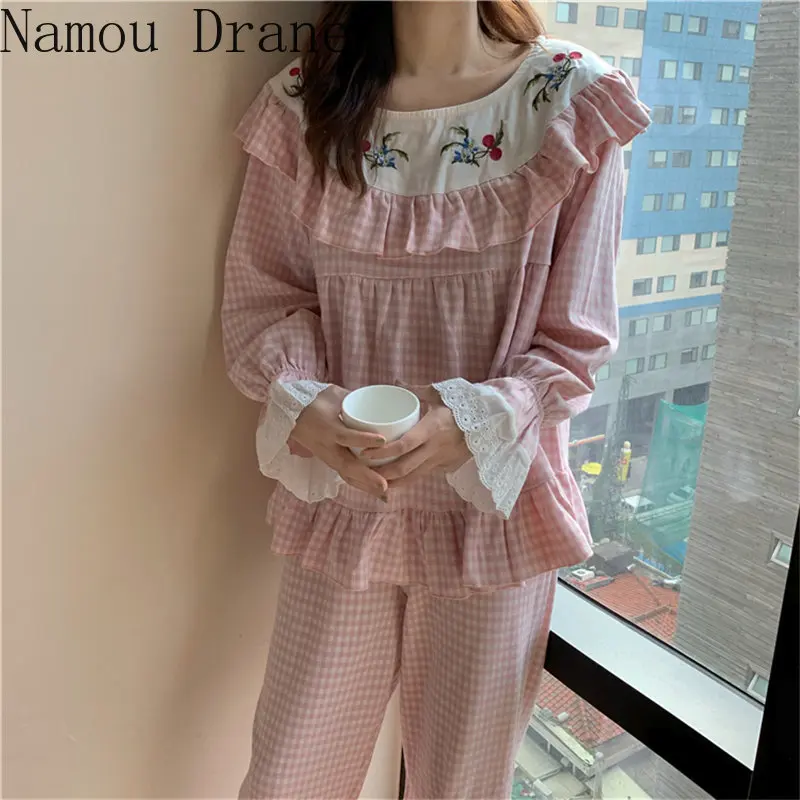 Vintage Plaid Embroidery Flowers 2020 Chic Women Sweet Loose Pajamas Suits Home Clothes Leisure Fashion Sleepwear
Vintage Plaid Embroidery Flowers 2020 Chic Women Sweet Loose Pajamas Suits Home Clothes Leisure Fashion Sleepwear