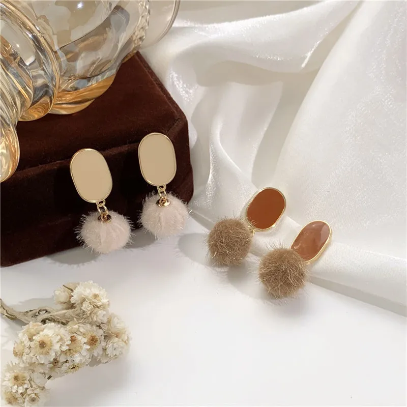 Senior south Korean sense of autumn/winter 2020 contracted xiaomao ball earrings small delicate female stud earrings
Senior south Korean sense of autumn/winter 2020 contracted xiaomao ball earrings small delicate female stud earrings