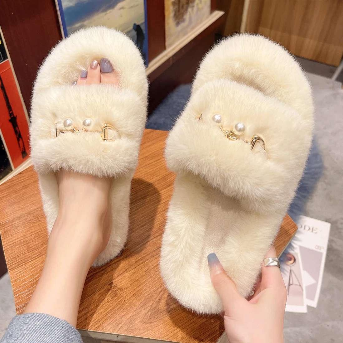 Winter New Pearl Decor Ladies Fluffy Slippers Home Chic Buckle Open-toe Women Fuzzy Shoes Warm Plush Lady Fur Slippers
Winter New Pearl Decor Ladies Fluffy Slippers Home Chic Buckle Open-toe Women Fuzzy Shoes Warm Plush Lady Fur Slippers
