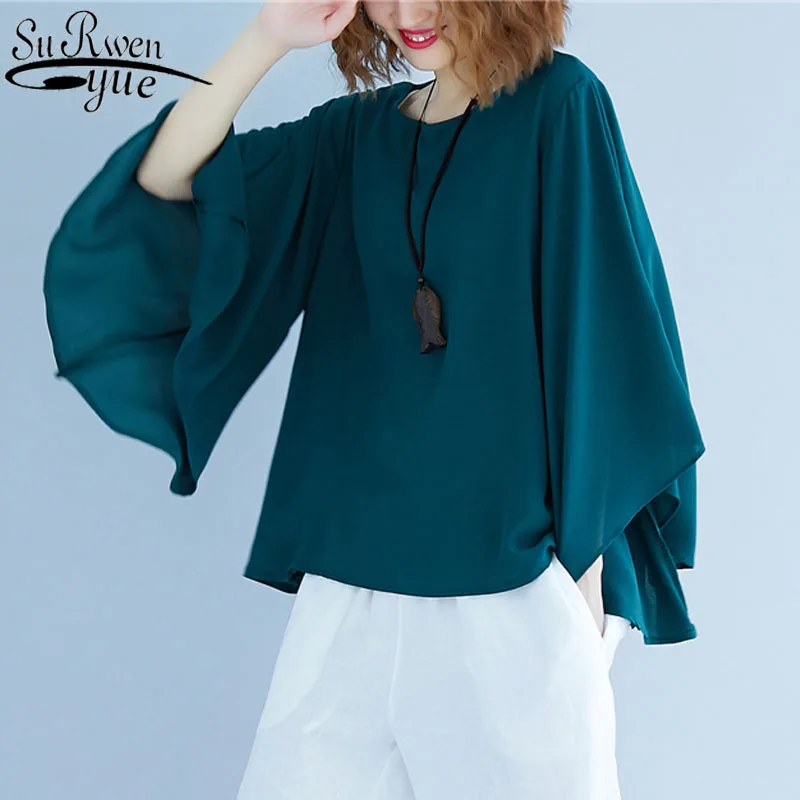 Блузка женская однотонная с рукавами-колоколами, свободного покроя 
Блузка женская однотонная с рукавами-колоколами, свободного покроя