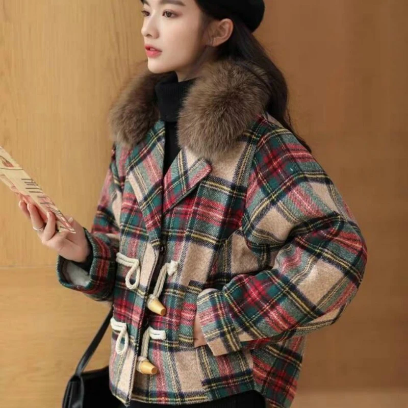2021 Women Winter Warm Plaid Woolen Jacket Short Loose Faux Lamb Fur Ling and Collar Coat
2021 Women Winter Warm Plaid Woolen Jacket Short Loose Faux Lamb Fur Ling and Collar Coat