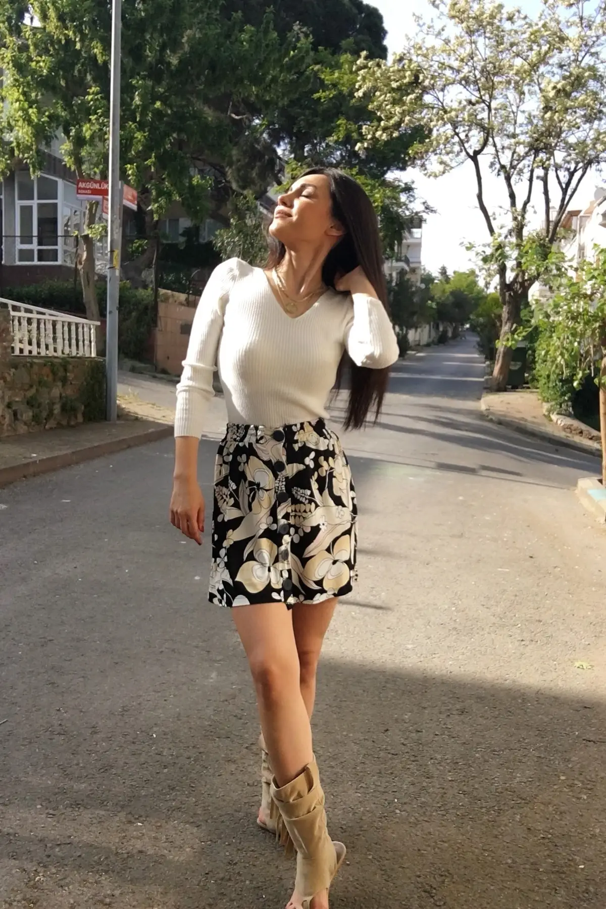 Women's Beige Floral Front Button Mini Skirt
Women's Beige Floral Front Button Mini Skirt