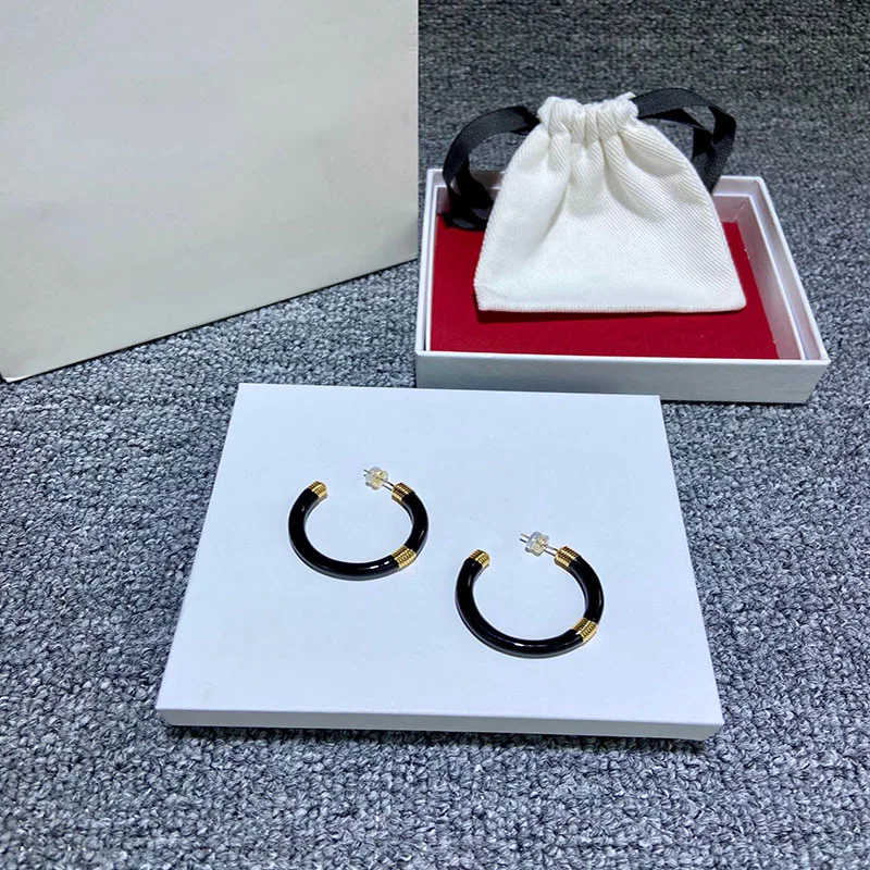 Women's luxury brand S925 sterling silver new C-shaped earrings original personality fashion high-end boutique gifts
Women's luxury brand S925 sterling silver new C-shaped earrings original personality fashion high-end boutique gifts