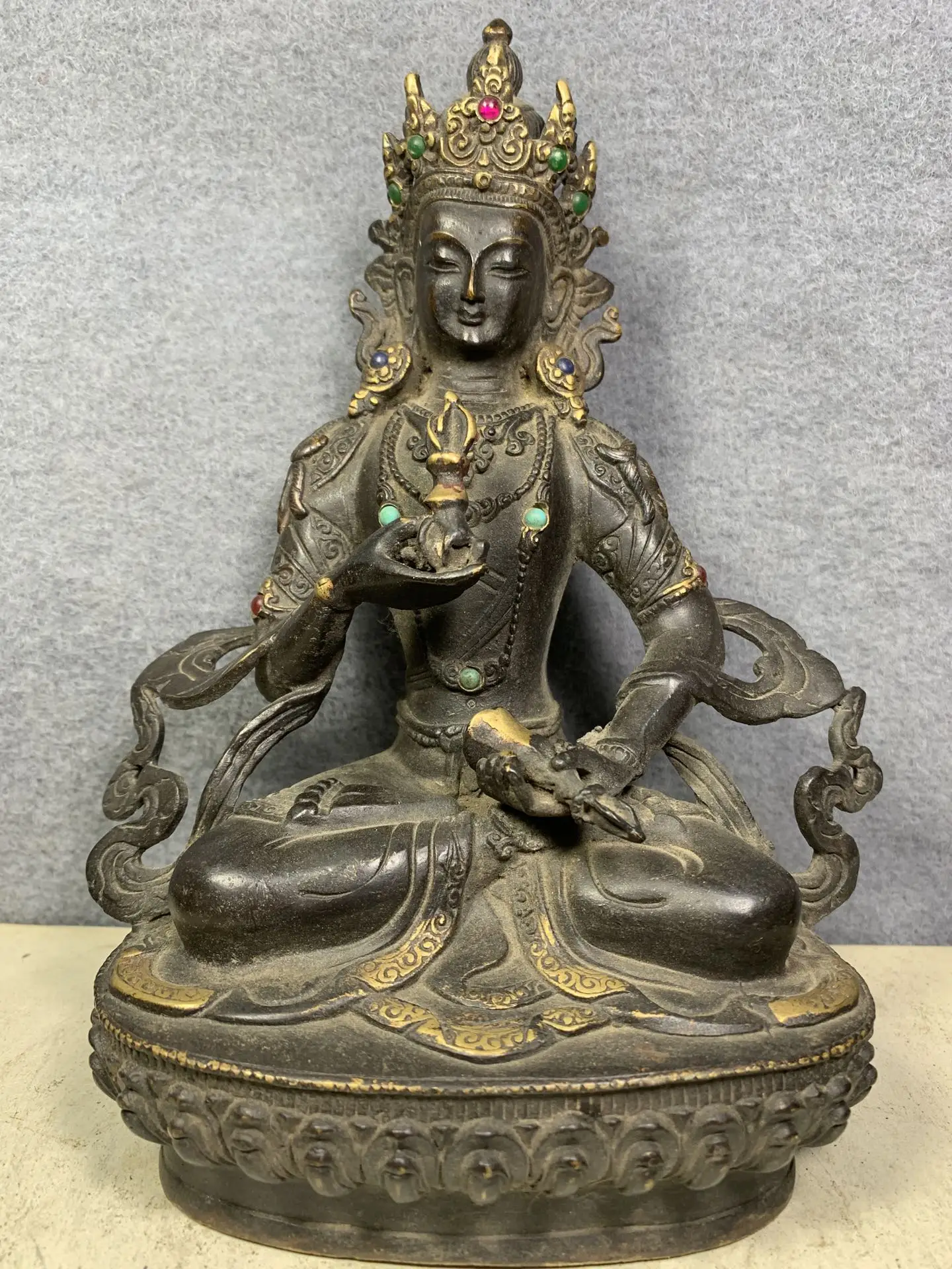 9"Chinese temple collection Old Bronze Gilt mosaic Gem Vajrasattva Buddha Statue Vajrasattoo Sitting Buddha Enshrine the Buddha 
9"Chinese temple collection Old Bronze Gilt mosaic Gem Vajrasattva Buddha Statue Vajrasattoo Sitting Buddha Enshrine the Buddha