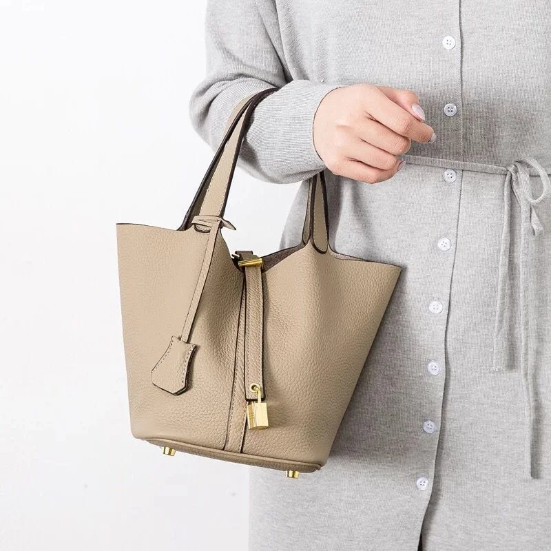 Сумка-корзина для овощей, женская сумка-мешок, кожаная сумка с верхним слоем, новинка 2021, модная универсальная вместительная ручная сумка
Сумка-корзина для овощей, женская сумка-мешок, кожаная сумка с верхним слоем, новинка 2021, модная универсальная вместительная ручная сумка