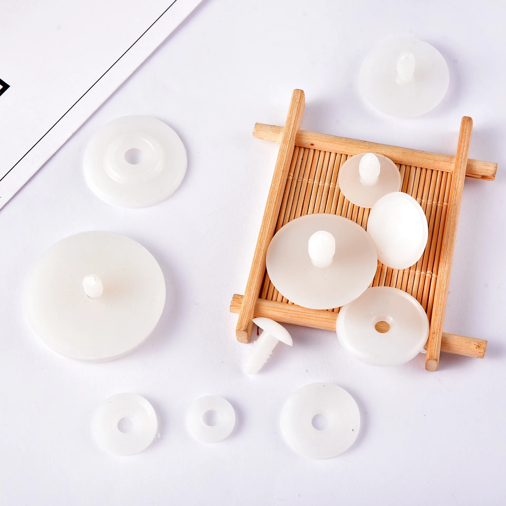 200PCS(100sets) Size 20x20mm 15x15mm White Plastic Doll Joints Dolls Accessories For Toys Teddy Bear Making DIY Crafts
200PCS(100sets) Size 20x20mm 15x15mm White Plastic Doll Joints Dolls Accessories For Toys Teddy Bear Making DIY Crafts