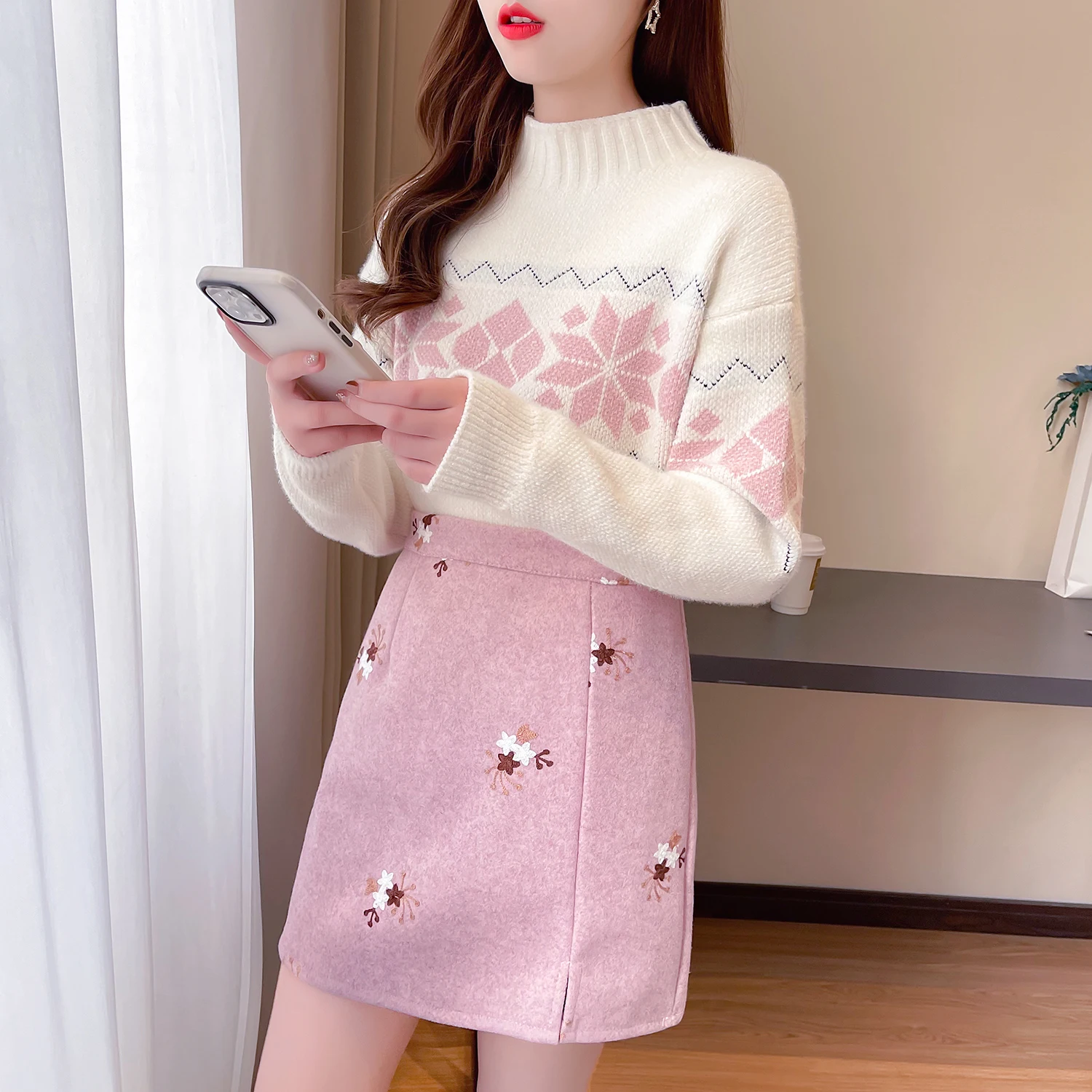 2021 Winter New Small Fresh Sweet Women's Suits Warm Pullover Sweater Blouse High Waist Embroidered Mini Skirt Two Piece Set
2021 Winter New Small Fresh Sweet Women's Suits Warm Pullover Sweater Blouse High Waist Embroidered Mini Skirt Two Piece Set