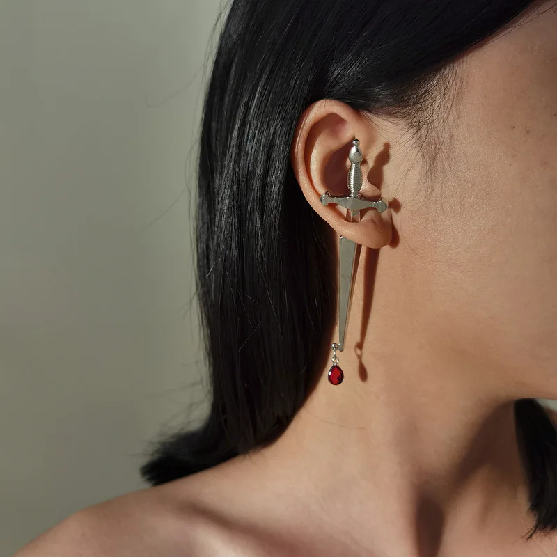Origin Summer Street Style Sword Drop Earrings Bleeding Crystal Gold Silver Color Earring for Women Elegant Charm Jewellery
Origin Summer Street Style Sword Drop Earrings Bleeding Crystal Gold Silver Color Earring for Women Elegant Charm Jewellery
