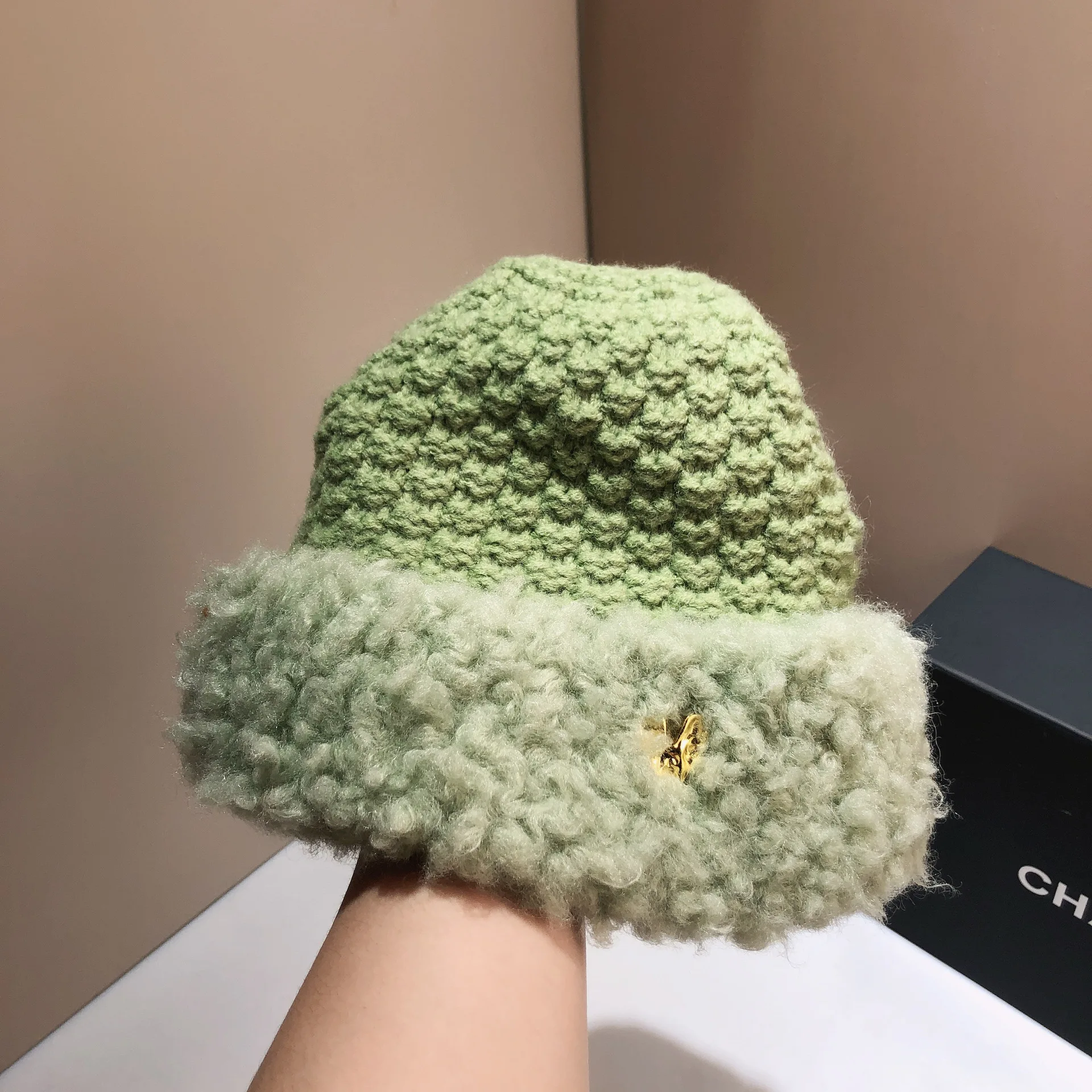 Lamb Wool Knitted Hat Women's Autumn and Winter Fleece-Lined Warm Ear Protection Bucket Hat
Lamb Wool Knitted Hat Women's Autumn and Winter Fleece-Lined Warm Ear Protection Bucket Hat