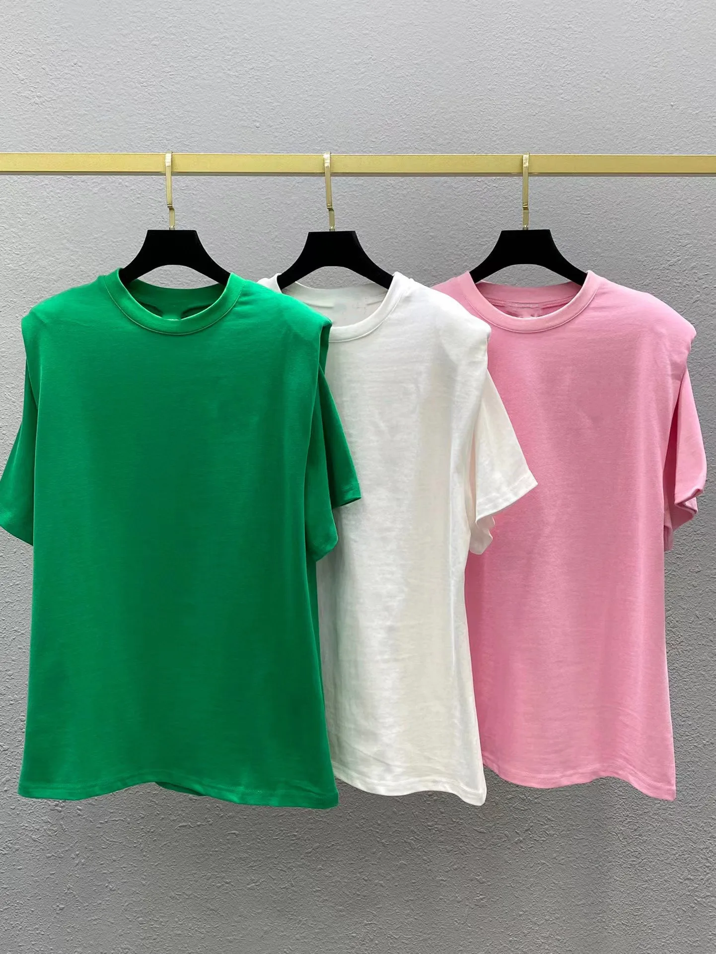 Autumn and winter new leisure and versatile fashion trend multi-color round neck net short-sleeved T-shirt
Autumn and winter new leisure and versatile fashion trend multi-color round neck net short-sleeved T-shirt