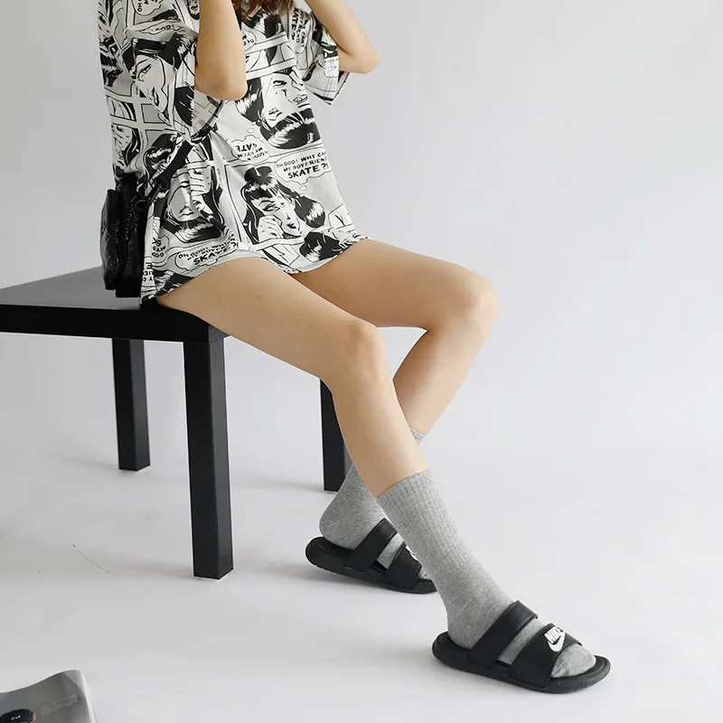 Classic plain black and white Harajuku Street sport socks cotton couples style men's and women's long cool cotton fashion socks
Classic plain black and white Harajuku Street sport socks cotton couples style men's and women's long cool cotton fashion socks