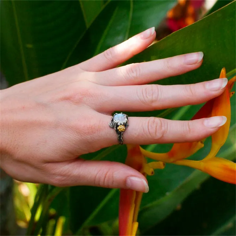 Cute Female White Round Moonstone Ring Charm Vintage Leaf Wedding Rings For Women Gold Silver Color Flower Engagement Ring 
Cute Female White Round Moonstone Ring Charm Vintage Leaf Wedding Rings For Women Gold Silver Color Flower Engagement Ring